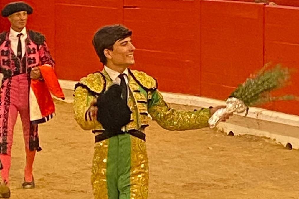 IGNACIO BONÉ CORTA UNA OREJA EN PERALTA, CON UN DURO LOTE DE RASO DEL PORTILLO