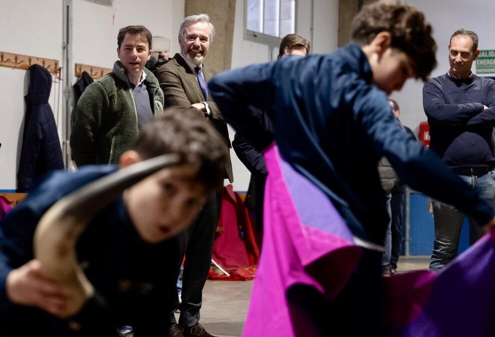 LA ESCUELA TAURINA «MAR DE NUBES», RECIBE LA VISITA DEL PRESIDENTE AZCÓN