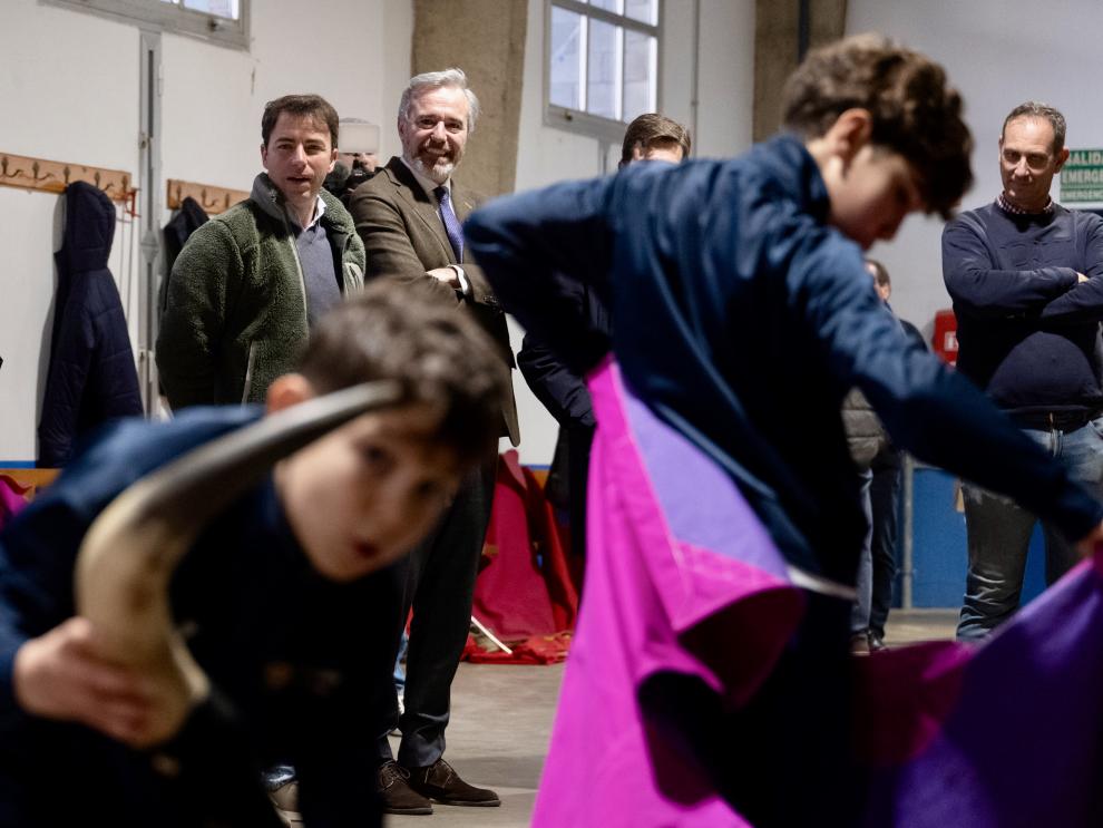 LA ESCUELA TAURINA «MAR DE NUBES», RECIBE LA VISITA DEL PRESIDENTE AZCÓN