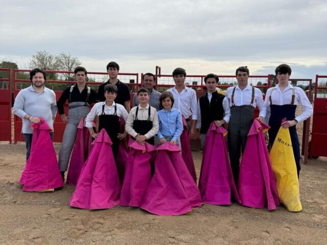 Jornada de tentadero de la Escuela Taurina Oscense en la ganadería aragonesa de Torreana