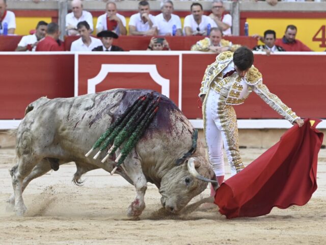 Aarón Palacio corta la única oreja de la primera corrida de toros en Pamplona