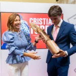 La alcaldesa de Zaragoza, Natalia Chueca, entrega a Cristiano Torres el premio triunfador de la feria del Pilar 2025