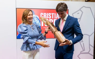 La alcaldesa de Zaragoza, Natalia Chueca, entrega a Cristiano Torres el premio triunfador de la feria del Pilar 2025